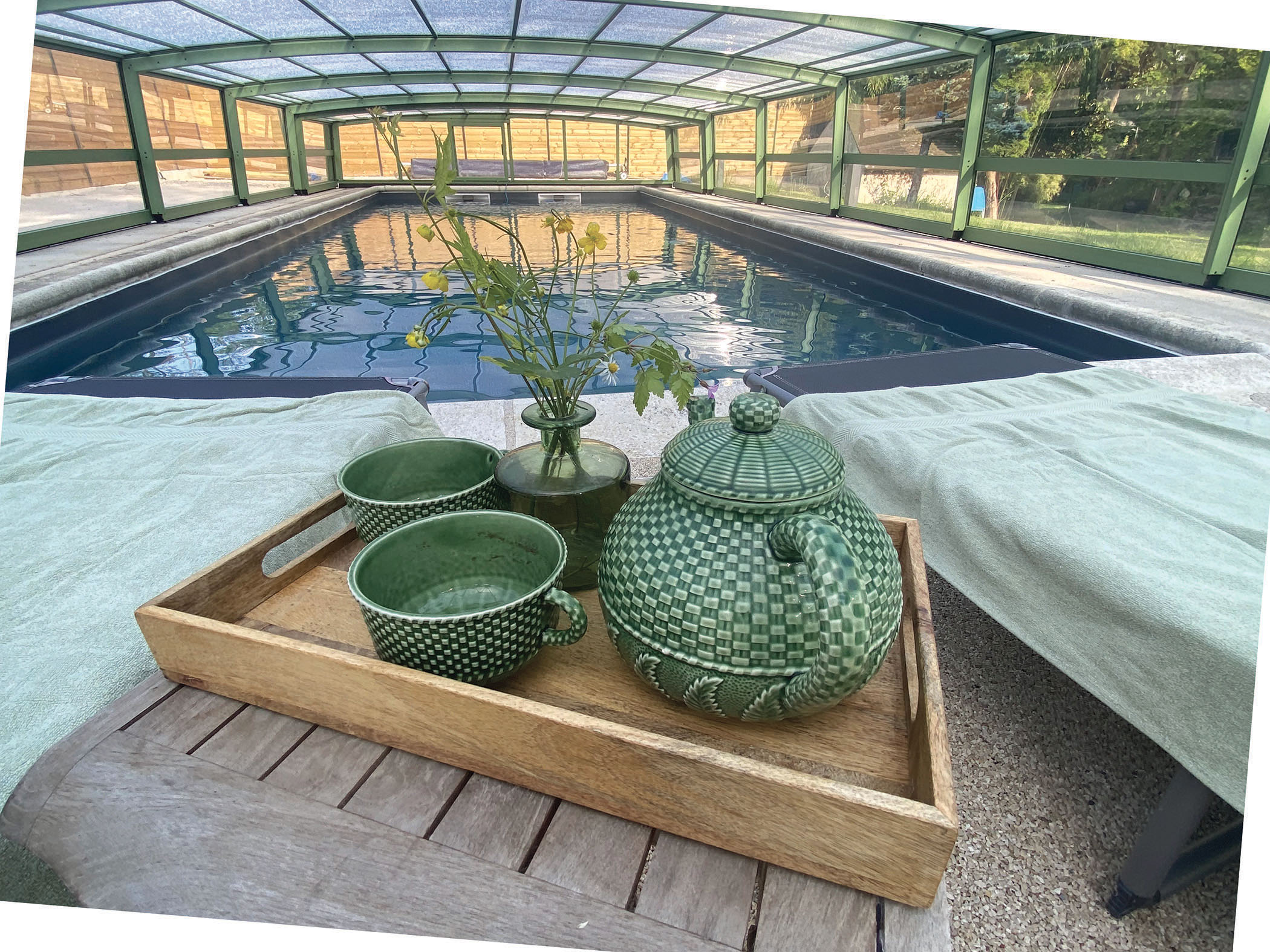 Collation au bord de la piscine